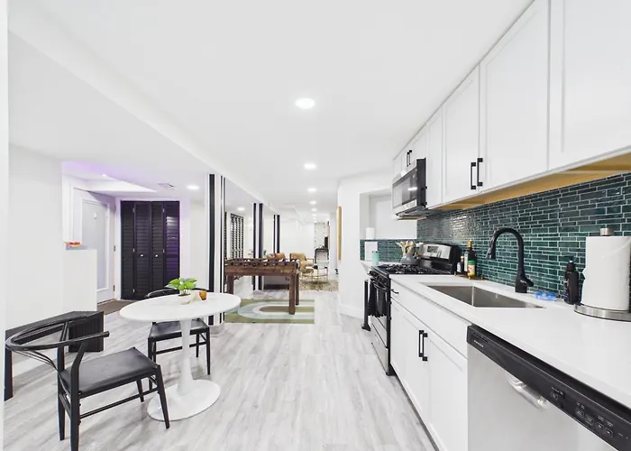 Addison Art Deco Flat *