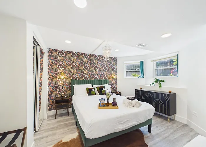 Addison Art Deco Flat