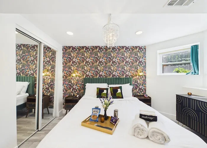 Addison Art Deco Flat Apartment